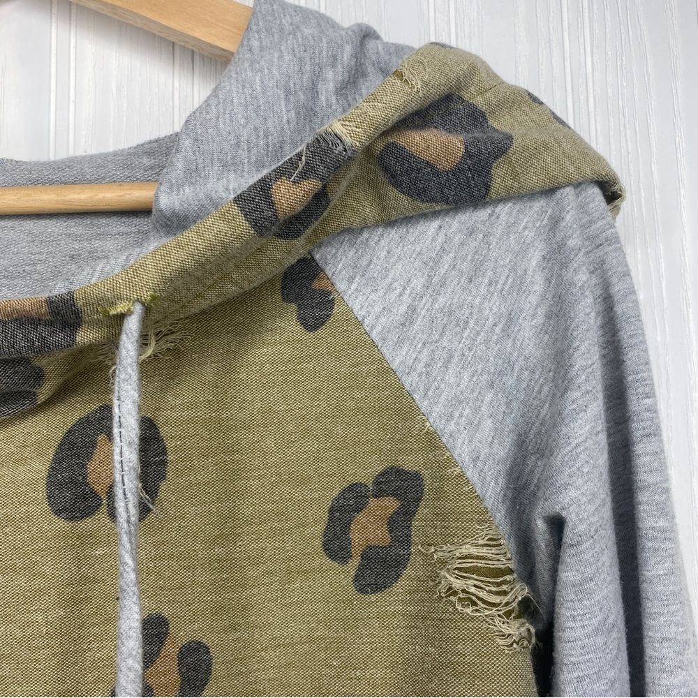 Mon Ami Hooded Leopard Distressed Long Sleeve Shirt Size Small - Picture 7 of 8
